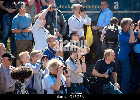 DEU, wird, Ruhr Gebiet, Bochum, Eisenbahn-Museum im Stadtteil Dahlhausen, Besucher fotografieren der Lokomotiven. Stockfoto
