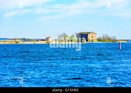 Karlskrona, Schweden - 3. Mai 2016: Schönen Frühlingstag mit einem malerischen Blick über den Karlskrona Schären vom Hafen aus gesehen. Stockfoto