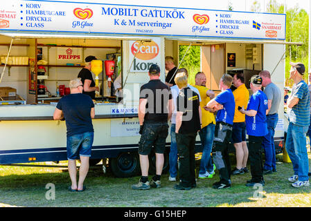 Emmaboda, Schweden - 7. Mai 2016: 41. Süd Schweden-Rallye in Service-Depot. Menschen richten, um Hot Dogs und Eis zu kaufen. Es ist ein Stockfoto