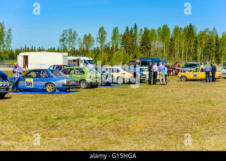 Emmaboda, Schweden - 7. Mai 2016: 41. Süd Schweden-Rallye in Service-Depot. Einige der Autos und Menschen, die im Wettbewerb mit den SSR-Verord Stockfoto