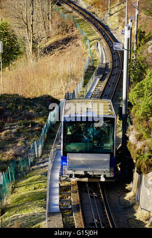 Floibanen Standseilbahn mit Blick auf Bergen von Berg Floyen, Bergen, Hordaland, Norwegen, Skandinavien, Europa Stockfoto