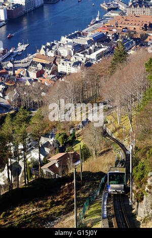 Floibanen Standseilbahn mit Blick auf Bergen von Berg Floyen, Bergen, Hordaland, Norwegen, Skandinavien, Europa Stockfoto