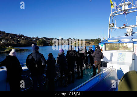 Touristenboot an einem Fjord in der Nähe von Bergen, Hordaland, Norwegen, Skandinavien, Europa Stockfoto