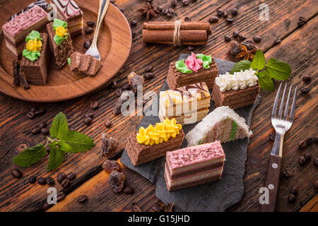 Leckere Küchlein serviert auf schwarzem Schiefer Stockfoto