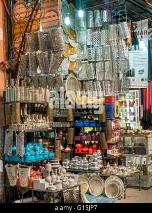Kaufen Sie in Medina Souk, Marrakesch, Marokko, Nordafrika, Afrika ein Stockfoto