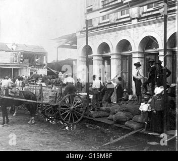 Pferdewagen für Lebensmittel-Lieferservice, geschützt durch bewaffnete Wachen außerhalb der Kommissär in Galveston, Texas. Der Hurrikan von 1900 machte Landfall auf der Stadt von Galveston, Texas, am 8. September 1900. Es hatte Winde von 145 Meilen pro Stunde am Landfall geschätzt. Stockfoto