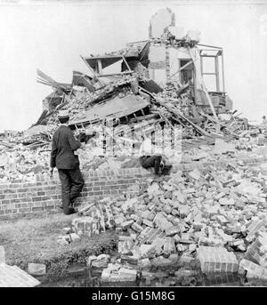 Lucas Terrace unter denen 51 Personen begraben liegen. Reste von mehrstöckigen Gebäude, Ziegeln und Holz, die verstreut im Zuge der Hurrikan von 1900 und Flut, Galveston, Texas. Der Hurrikan von 1900 machte Landfall auf der Stadt Galveston, Texas, am 8. September Stockfoto