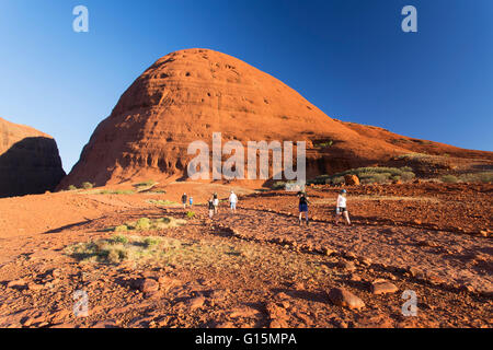 Touristen, die Wandern in der Kata Tjuta (die Olgas), UNESCO, Uluru-Kata Tjuta National Park, Walpa Gorge, Northern Territory, Australien Stockfoto