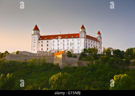 Ansicht der Burg von Bratislava bei Sonnenuntergang, Slowakei Stockfoto