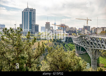 Skyline-Blick von Teheran, Iran, von der Tabiat-Fußgänger-Brücke. Stockfoto