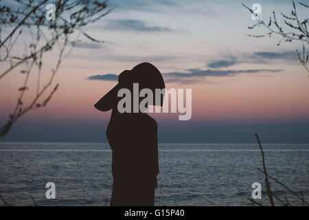 Schöne Silhouette einer Frau, die den Sonnenuntergang am Strand in Goderich Ontario. Stockfoto