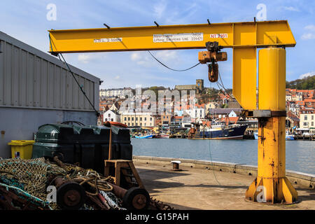 Heavy Duty Kran im Fischereihafen. Scarborough Town hinter. in Scarborough, England. Stockfoto