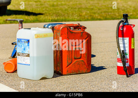 Emmaboda, Schweden - 7. Mai 2016: 41. Süd Schweden-Rallye in Service-Depot. Destilliertes Wasser, zwei Kanister und ein Feuer Löschschaum Stockfoto