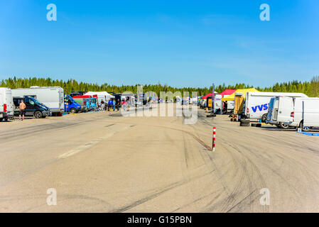 Emmaboda, Schweden - 7. Mai 2016: 41. Süd Schweden-Rallye in Service-Depot. Die Landebahn arbeitet als Lagerplatz mit Stationen zum ea Stockfoto