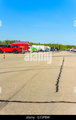 Emmaboda, Schweden - 7. Mai 2016: 41. Süd Schweden-Rallye in Service-Depot. Die Landebahn arbeitet als Lagerplatz mit Stationen zum ea Stockfoto