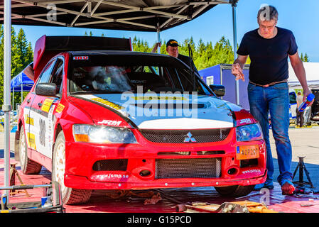 Emmaboda, Schweden - 7. Mai 2016: 41. Süd Schweden-Rallye in Service-Depot. Reinigung und Service Team Scholander mit ihrer re Stockfoto