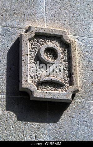 Nummer zwei, in den blauen Stein auf der Fassade des Hauses zu gravieren Stockfoto