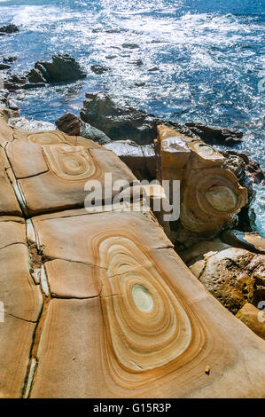 Australien, New South Wales, Central Coast, Bouddi National Park, wunderschön Paterned Hawksbury Sandstein in Maitland Bay. Stockfoto