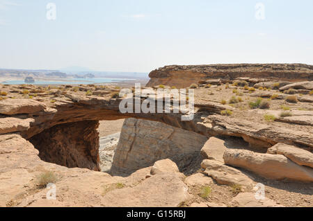 Steinbogen mit Lake Powell im Hintergrund Stockfoto