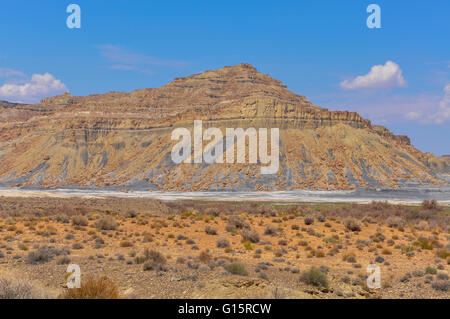 Wüstenlandschaft mit Berg und blauer Himmel Stockfoto