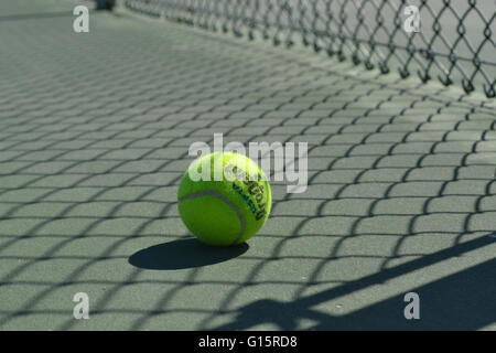 Tennisball auf den Tennisplätzen Stockfoto