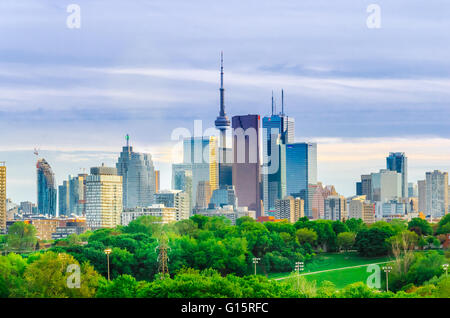 Toronto, Kanada - 27 Mai 2013: Skyline der Innenstadt von Toronto, Kanada, mit Cn Tower im Frühjahr von Riverdale Park East Stockfoto