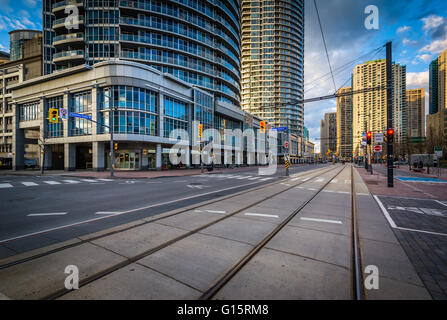 Straßenbahn-Schienen und modernen Gebäuden entlang der Queens Quay West, an der Harbourfront in Toronto, Ontario. Stockfoto