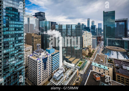 Ansicht von Gebäuden entlang der Simcoe Street in der Innenstadt von Toronto, Ontario. Stockfoto