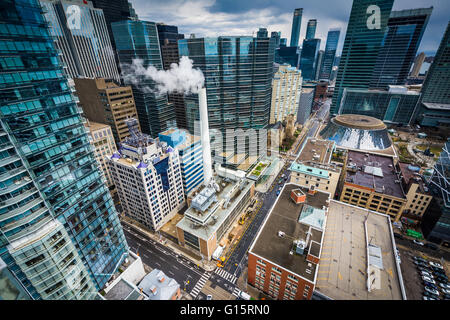 Ansicht von Gebäuden entlang der Simcoe Street in der Innenstadt von Toronto, Ontario. Stockfoto