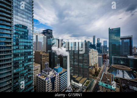 Ansicht von Gebäuden entlang der Simcoe Street in der Innenstadt von Toronto, Ontario. Stockfoto