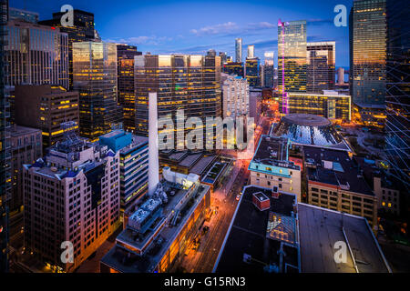 Ansicht der Gebäude entlang Simcoe Street in der Dämmerung in der Innenstadt von Toronto, Ontario. Stockfoto