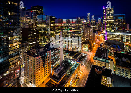 Ansicht der Gebäude entlang Simcoe Street in der Dämmerung in der Innenstadt von Toronto, Ontario. Stockfoto