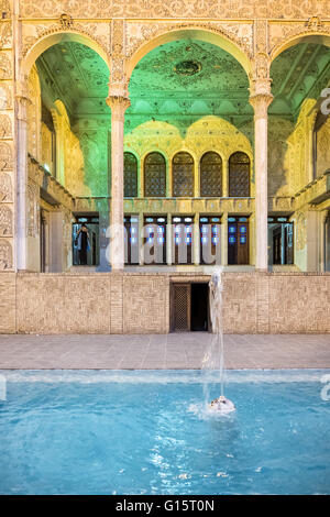 Das Tabātabāei House ist ein historisches Haus in Kashan, Iran. Es wurde in den frühen 1880er Jahren für die wohlhabenden Tabatabai-Familie gebaut.  Es besteht aus vier Innenhöfe, Wandmalereien mit eleganten Glasfenster und andere klassische Merkmale der traditionellen persischen Wohnarchitektur, wie Biruni und Andaruni umfasst.  Es wurde von Ustad Ali Maryam, Architekt des Borujerdis House und den Timcheh Amin-Od-Dowleh entworfen.  Das Haus ist fast 5.000 Quadratmeter und ist sehr gut renoviert worden. Die inneren Höfe haben einen wunderschönen Gärten. Stockfoto