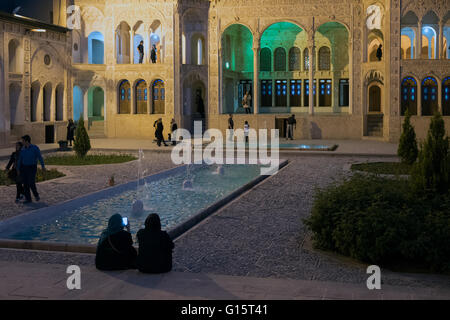 Das Tabātabāei House ist ein historisches Haus in Kashan, Iran. Es wurde in den frühen 1880er Jahren für die wohlhabenden Tabatabai-Familie gebaut.  Es besteht aus vier Innenhöfe, Wandmalereien mit eleganten Glasfenster und andere klassische Merkmale der traditionellen persischen Wohnarchitektur, wie Biruni und Andaruni umfasst.  Es wurde von Ustad Ali Maryam, Architekt des Borujerdis House und den Timcheh Amin-Od-Dowleh entworfen.  Das Haus ist fast 5.000 Quadratmeter und ist sehr gut renoviert worden. Die inneren Höfe haben einen wunderschönen Gärten. Stockfoto