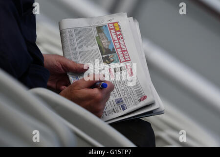 Manchester UK 9. Mai 2016 Zuschauer tut ein Sudoko Rätsel, als Lancashire langsam hinzufügen zu ihrer Übernachtung Partitur am zweiten Tag von ihrem Spiel gegen Hampshire im Old Trafford Emirates in der Grafschaft-Meisterschaft nach bowling Hampshire für 109 am 1. Tag. Bildnachweis: John Fryer/Alamy Live-Nachrichten Stockfoto