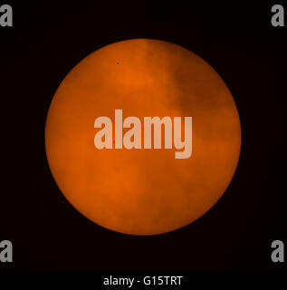 London, UK. 9. Mai 2016. Der Planet Merkur Disk Transite die Sonne (oben links). Sonnenflecken sind auch in diesem gefilterten Sonnenteleskop Bild mit Cloud auch sichtbar gesehen. Bildnachweis: Malcolm Park Leitartikel/Alamy Live-Nachrichten Stockfoto