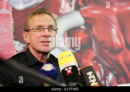 RB Leipzig Trainer Ralf Rangnick spricht während einer Pressekonferenz in Leipzig, Deutschland, 9. Mai 2016. Foto: JAN WOITAS/dpa Stockfoto