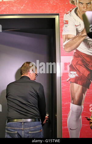 RB Leipzig Trainer Ralf Rangnick verlässt nach einer Pressekonferenz in Leipzig, Deutschland, 9. Mai 2016. Foto: JAN WOITAS/dpa Stockfoto