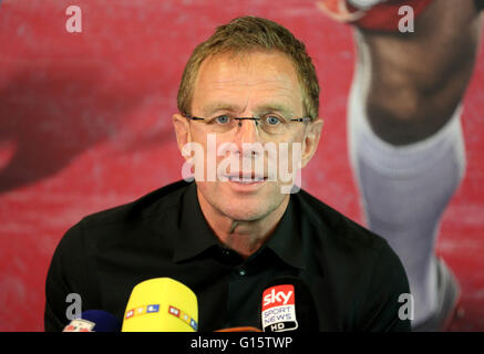 RB Leipzig Trainer Ralf Rangnick spricht während einer Pressekonferenz in Leipzig, Deutschland, 9. Mai 2016. Foto: JAN WOITAS/dpa Stockfoto