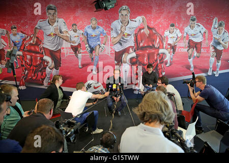 RB Leipzig Trainer Ralf Rangnick spricht während einer Pressekonferenz in Leipzig, Deutschland, 9. Mai 2016. Foto: JAN WOITAS/dpa Stockfoto