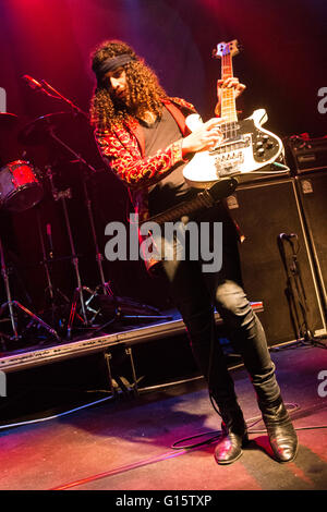 Mailand Italien. 8. Mai 2016. Die australische Hardrock-Band WOLFMOTHER führt live auf der Bühne auf Alcatraz während der "Gypsy Caravan Tour" Credit: Rodolfo weitertransferiert/Alamy Live News Stockfoto