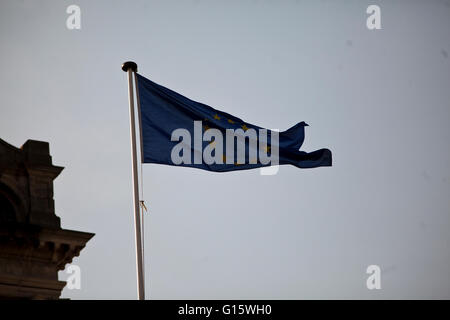 City Hall, Belfast, UK. 9. Mai 2016. Die Union und die europäische Flagge flog auf der Belfast City Hall anlässlich der Europa-Tag-Credit: Bonzo/Alamy Live News Stockfoto