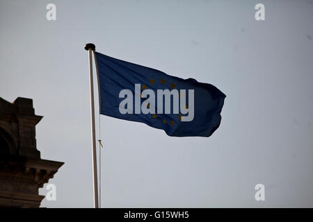 City Hall, Belfast, UK. 9. Mai 2016. Die Union und die europäische Flagge flog auf der Belfast City Hall anlässlich der Europa-Tag-Credit: Bonzo/Alamy Live News Stockfoto