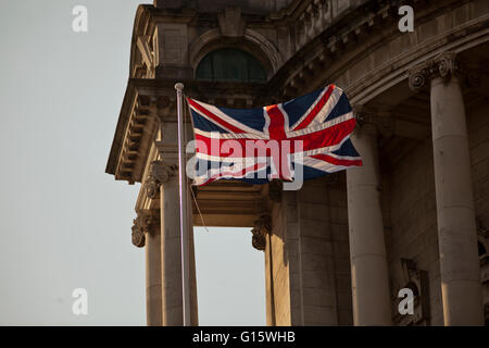 City Hall, Belfast, UK. 9. Mai 2016. Die Union und die europäische Flagge flog auf der Belfast City Hall anlässlich der Europa-Tag-Credit: Bonzo/Alamy Live News Stockfoto