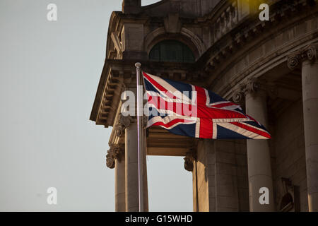 City Hall, Belfast, UK. 9. Mai 2016. Die Union und die europäische Flagge flog auf der Belfast City Hall anlässlich der Europa-Tag-Credit: Bonzo/Alamy Live News Stockfoto