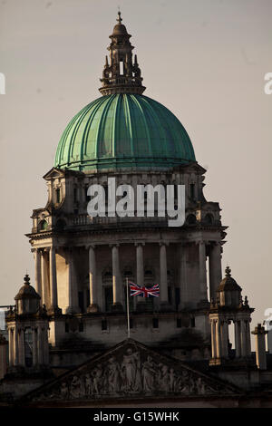 City Hall, Belfast, UK. 9. Mai 2016. Die Union und die europäische Flagge flog auf der Belfast City Hall anlässlich der Europa-Tag-Credit: Bonzo/Alamy Live News Stockfoto