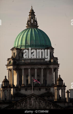 City Hall, Belfast, UK. 9. Mai 2016. Die Union und die europäische Flagge flog auf der Belfast City Hall anlässlich der Europa-Tag-Credit: Bonzo/Alamy Live News Stockfoto