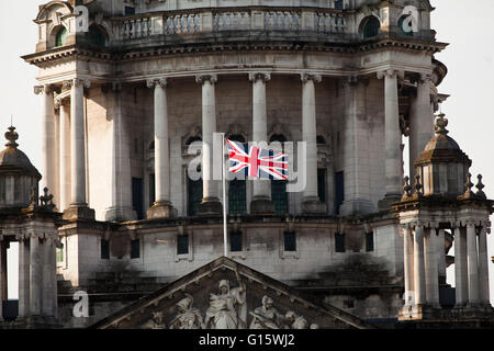 City Hall, Belfast, UK. 9. Mai 2016. Die Union und die europäische Flagge flog auf der Belfast City Hall anlässlich der Europa-Tag-Credit: Bonzo/Alamy Live News Stockfoto