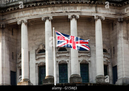 City Hall, Belfast, UK. 9. Mai 2016. Die Union und die europäische Flagge flog auf der Belfast City Hall anlässlich der Europa-Tag-Credit: Bonzo/Alamy Live News Stockfoto