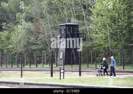 Sztutowo, Polen 9. Mai 2016 Holocaust-Überlebende besuchen die 71. Jahrestag der Befreiung von der Nazi-deutschen Konzentrationslager KL Stutthof in Sztutowo. Der Tag erinnert an die Sowjetarmee Befreiung von der Nazi-Konzentrationslager Stutthof. Bildnachweis: Michal Fludra/Alamy Live-Nachrichten Stockfoto